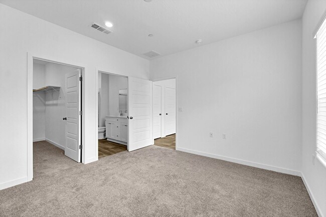 Building Photo - 7250 W Norwich Ave