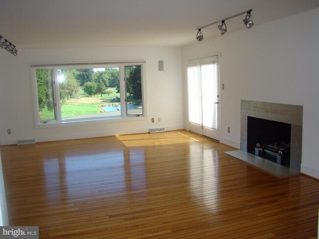 Building Photo - 1065 Lyme Ct