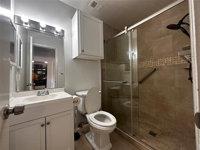 Building Photo - 12139 Sharpview Dr