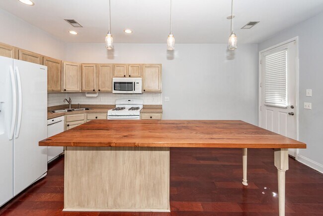 Building Photo - 3 Bedroom, 2.5 Bathroom Townhome in Oak Terrace Preserve - Park Circle