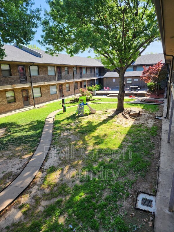 Building Photo - 917 N Yale Ave