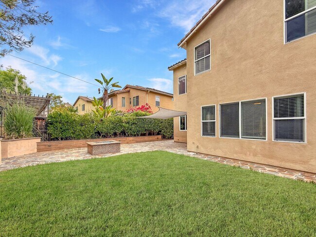 Building Photo - SD: Spacious 5B/4BA Home with Private Patio, Backyard & Soaking Tub