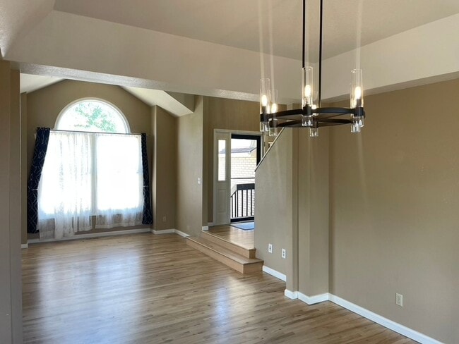 Building Photo - Spectacularly HUGE 6BD Home with Panoramic...