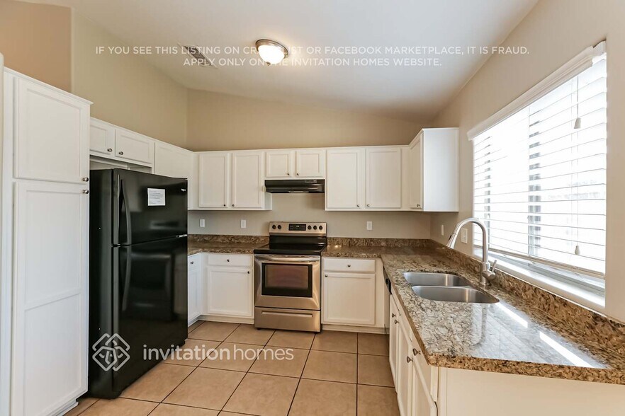 Building Photo - 10763 W Rio Vista Ln