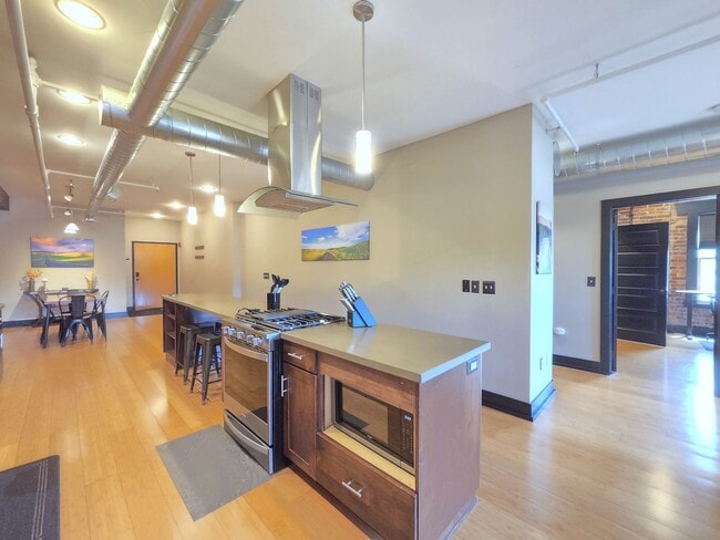 Building Photo - 401 W 1st Ave