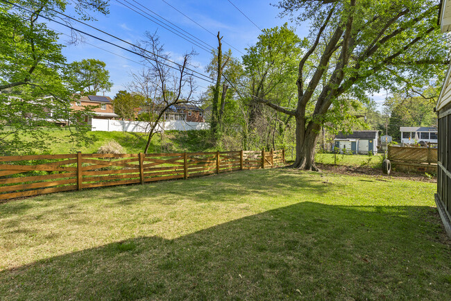 Building Photo - 2023 Rollingwood Rd