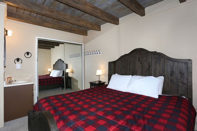 Building Photo - 2 bed, 1 bath available for 1-year in Silverthorne!