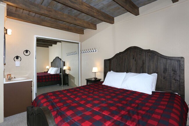 Building Photo - SCREAMING DEAL!  Treehouse, Two Bedroom, One Bathroom available for 1-year in Silverthorne!  COME...