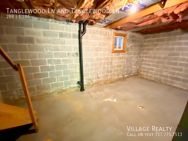 Building Photo - 442 Tanglewood Ln