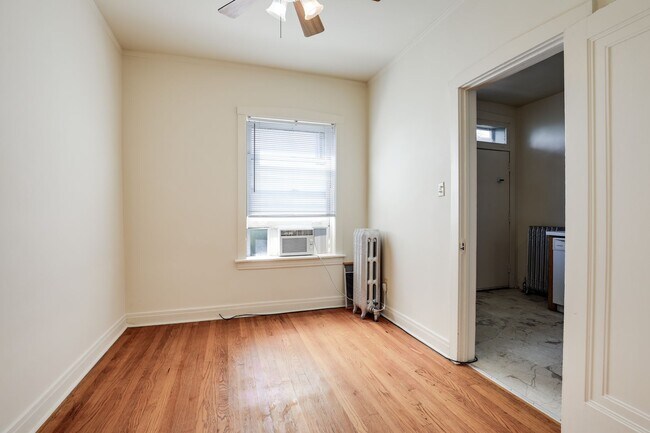 Building Photo - Sun-drenched Roscoe Village