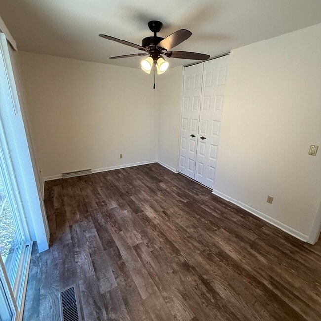 Building Photo - 213-217 N Thompson Rd