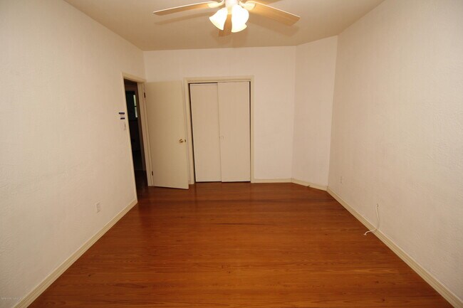 Building Photo - 2108 Oak St
