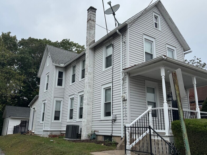 side view - 205 Fair St