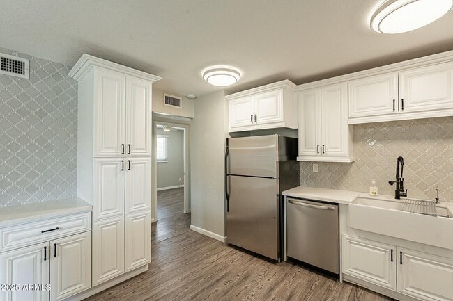 Building Photo - 1715 E El Parque Dr