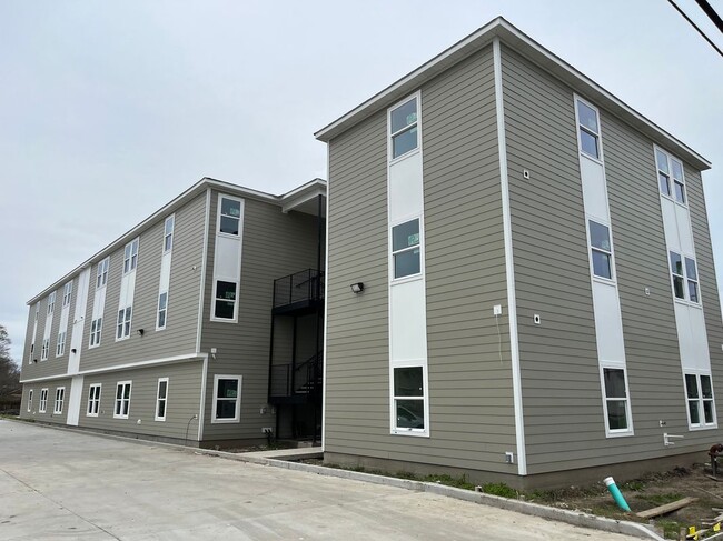 Building Photo - 571 Central Ave