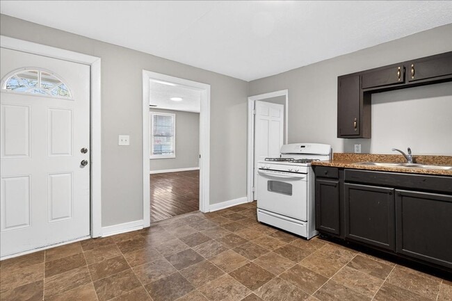 Building Photo - 4 Bedroom, 1.5 Bath house in Shelby Park, Fenced, Off-street Parking, Pets OKAY!