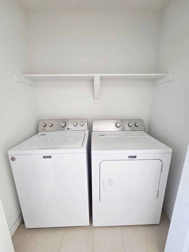 Building Photo - Cute Spacious Townhome in Prime Location – Available Now!