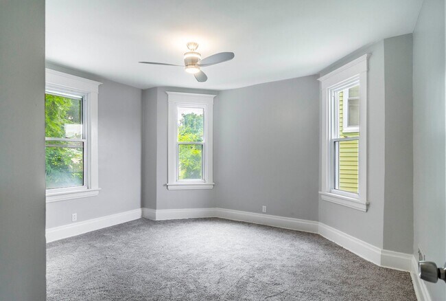 Building Photo - Stunning 4 bedroom home in Beechview available August 1!