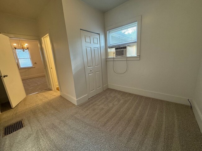 Building Photo - Charming Updated 2 Bedroom Home with New F...