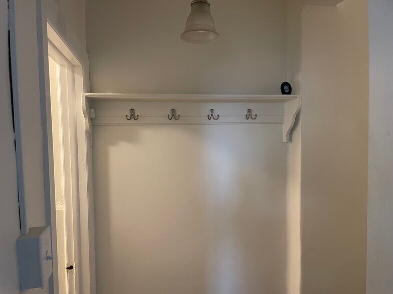 Building Photo - 608 S 24th St