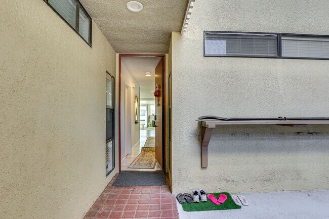 Building Photo - 4513 Cove Dr