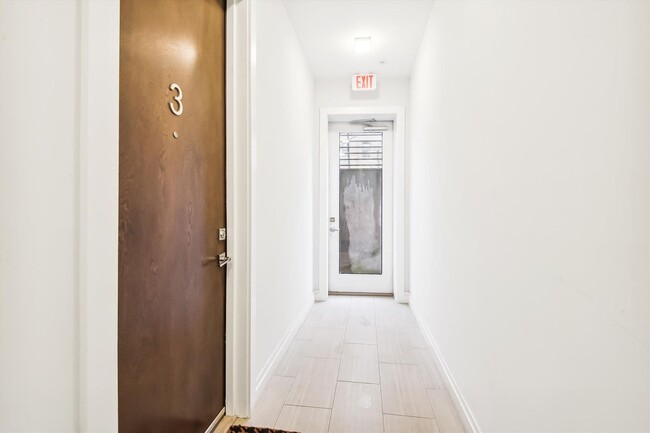 Building Photo - Near NEW 1+1 in NW DC!