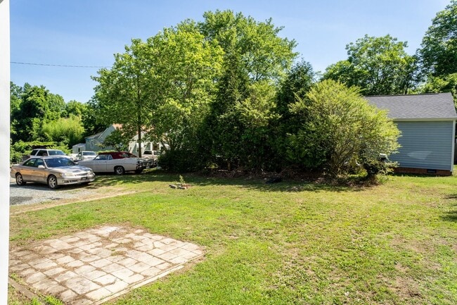 Building Photo - Three Bedroom Home Move in ready!