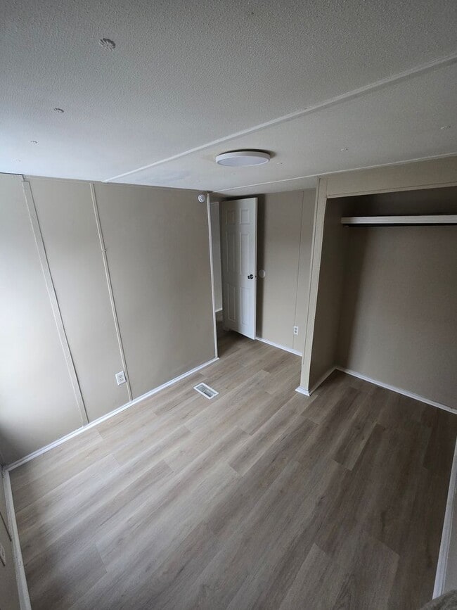 Building Photo - 3 bedroom, 2 bath Mobile Home in Yorktowne