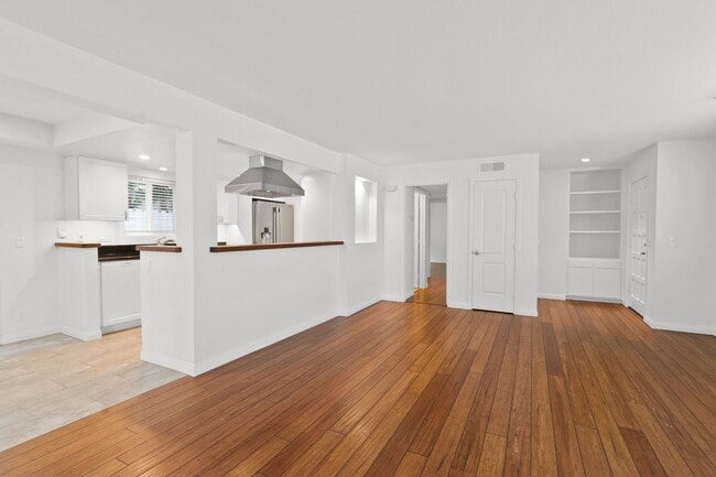 Building Photo - Coastal Living in the Heart of Corona del Mar