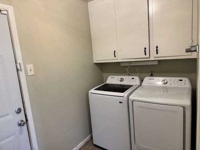 Building Photo - "Spacious 4-Bedroom Home with 2 Full Baths in Lubbock – 1,984 Sq Ft of Comfort!"