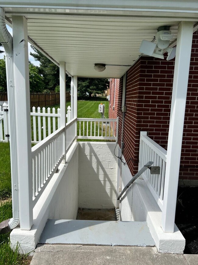 Building Photo - 3 Bedroom, 1 Bath Rancher Available for Rent!