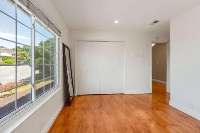 Building Photo - 208 Crestview Dr