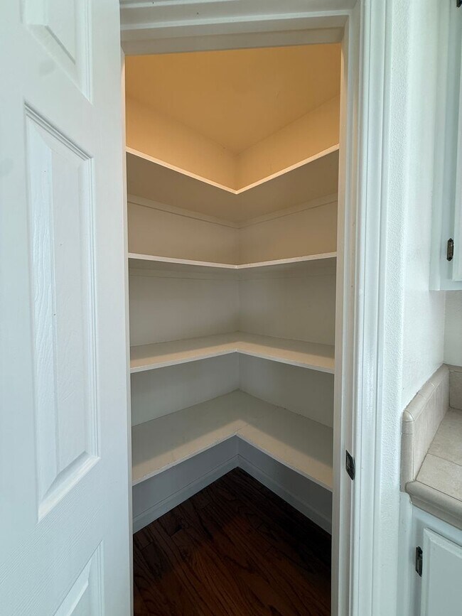 Building Photo - R71300