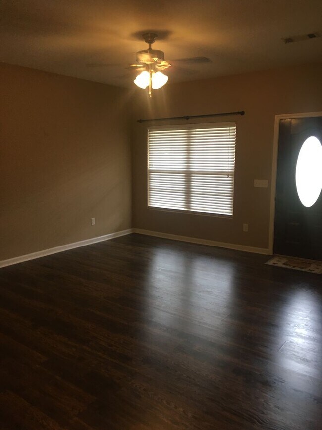 Building Photo - 3 bed 2 bath home on Henderson Hwy