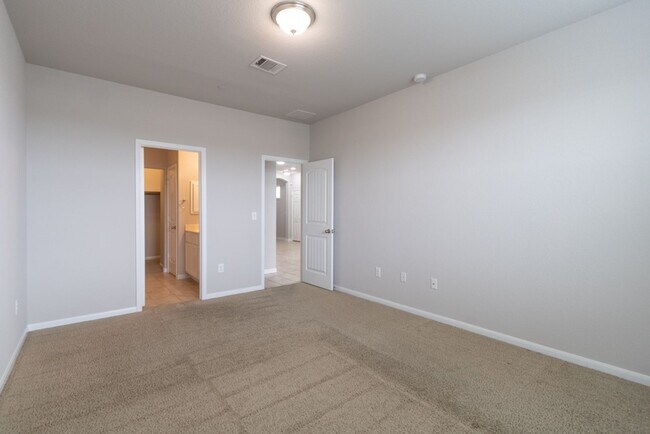 Building Photo - 2880 Donnell Dr