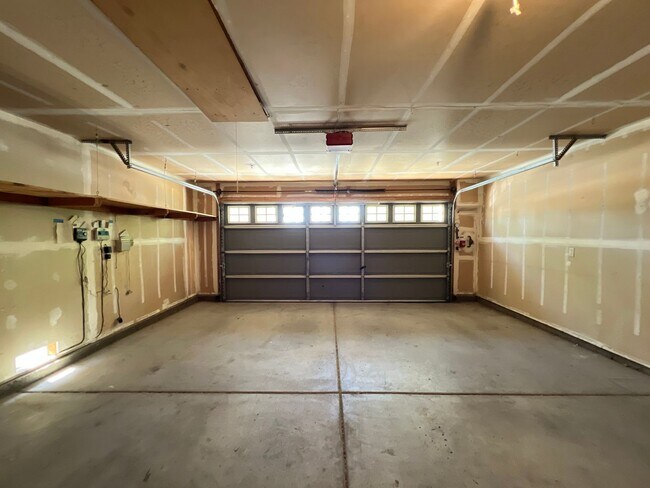 Building Photo - Brand New Flooring and FRESH Paint - SPACIOUS 3 BEDROOM HOUSE IN LIVERMORE!!!