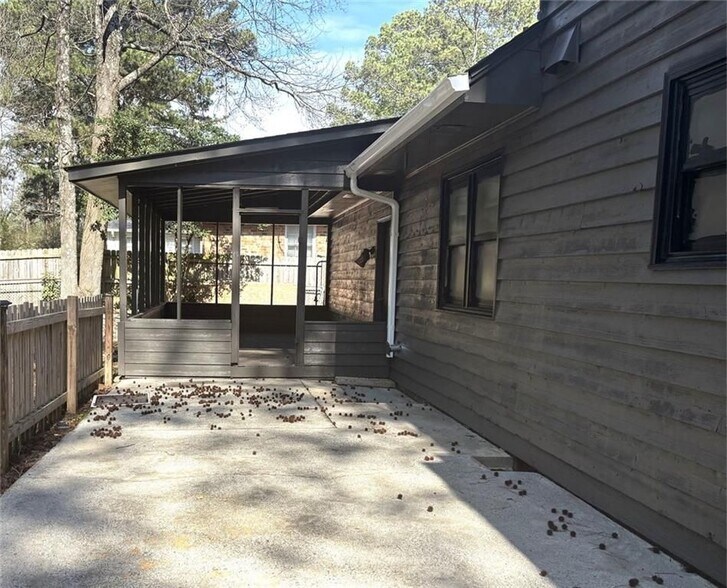 Building Photo - 2305 Eastgate Dr SW