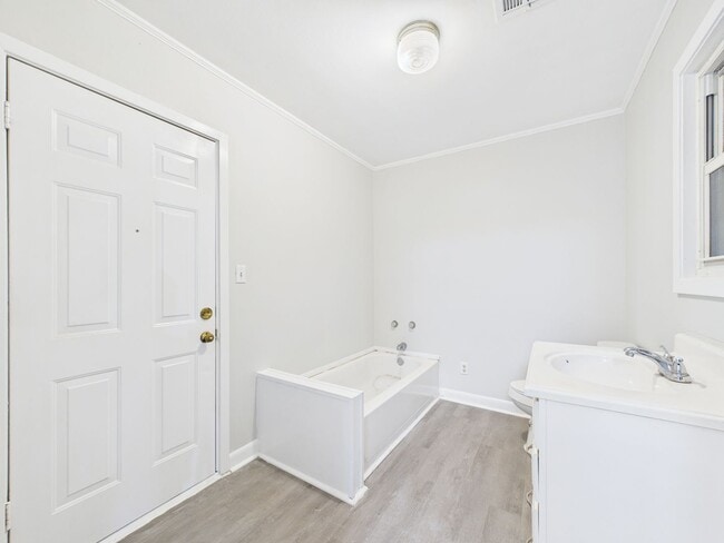 Building Photo - COMING SOON! 2 bed 2 bath home!