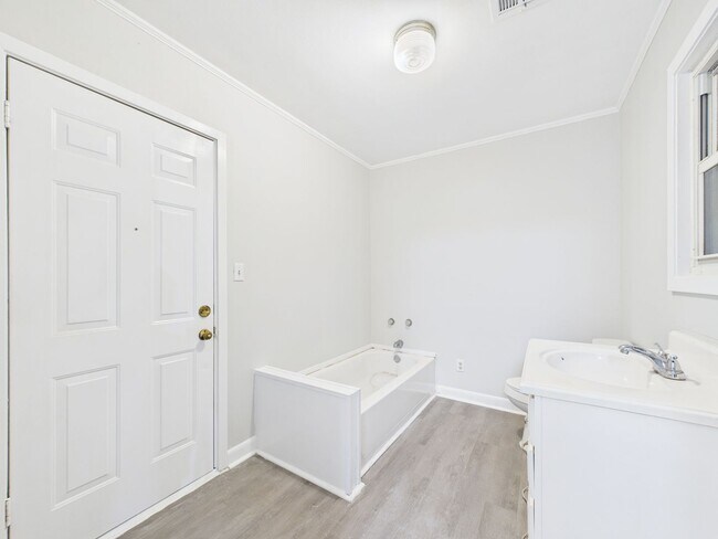 Building Photo - READY NOW!  2 bed 2 bath home!