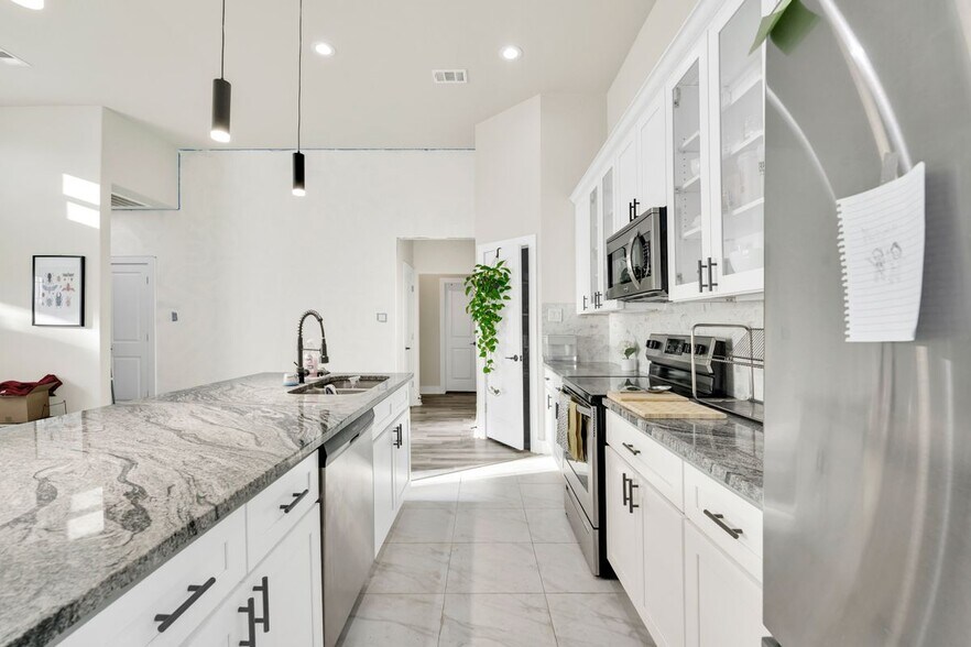 Building Photo - 4621 Collins Ave