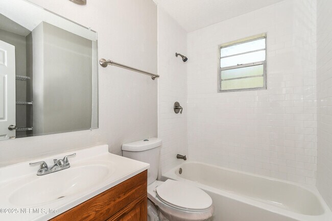 Building Photo - 1533 Raven Dr S