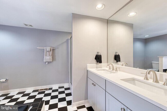 Building Photo - 447 Gittings St