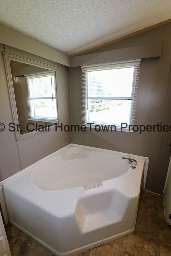 Building Photo - Large Home