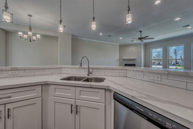Building Photo - 4135 Du Pont St