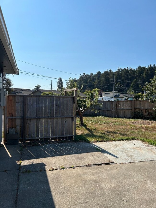 Building Photo - Updated Three Bed One Bath House Eureka