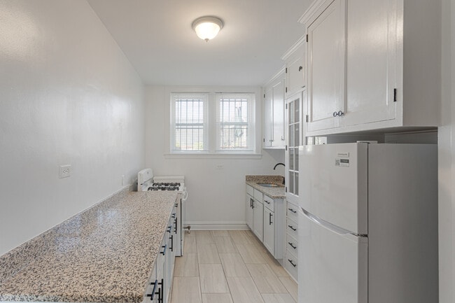 Building Photo - 2352 N Spaulding Ave