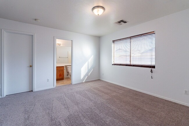 Building Photo - Three bedrooms! Fresh Carpet and Paint!