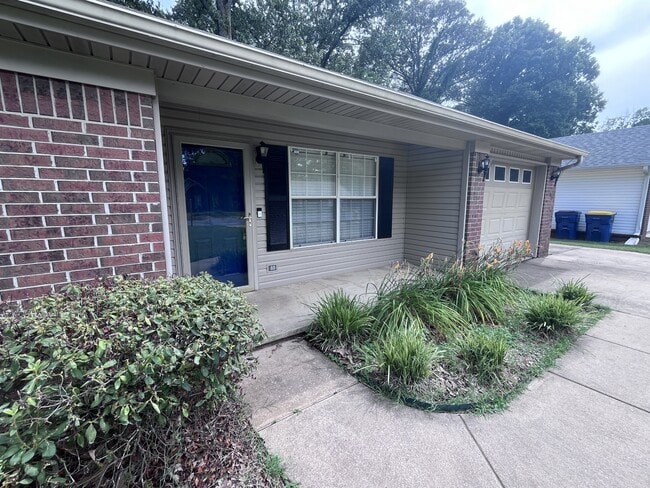 Building Photo - 33 Shaded Oaks Dr
