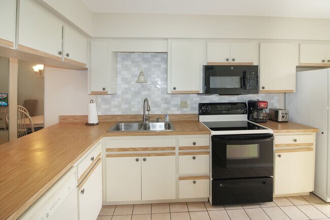 Building Photo - 928 Capri Isles Blvd