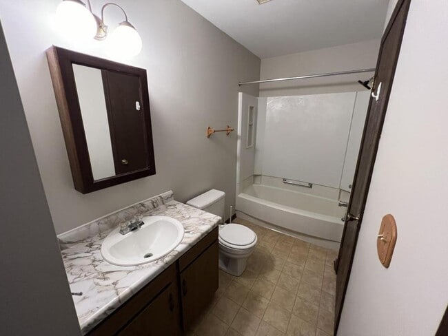 Building Photo - 6022 Applecrest Ct